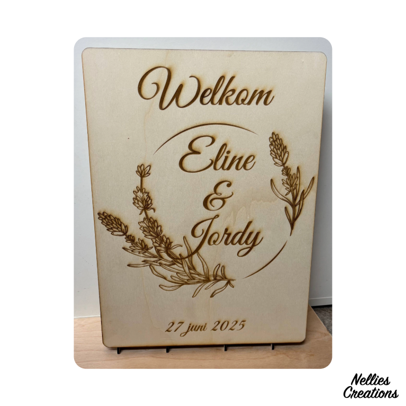 Gegraveerd houten welkomstbord voor een huwelijk met namen en datum