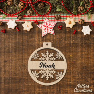 Gepersonaliseerde Houten Kerstbal - Sneeuwvlokken Rondom